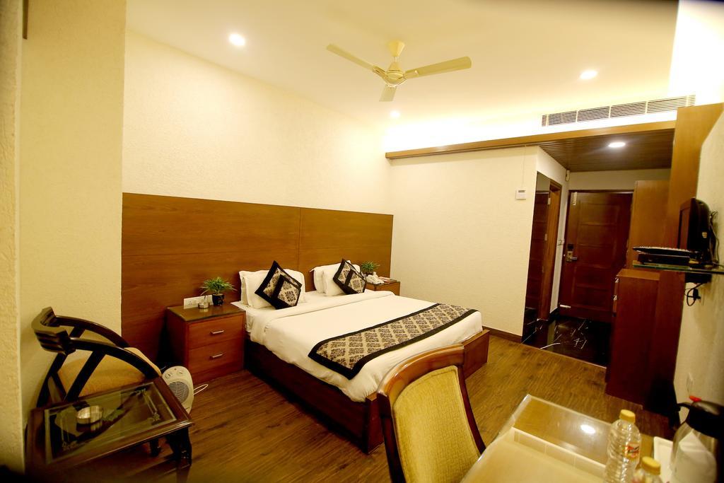 Hotel Chirag Residency Nowe Delhi Zewnętrze zdjęcie